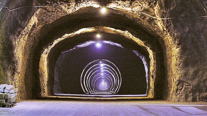 Sondierstollen im internationalen Felslabor Mont Terri. Seit 1996 werden hier Gesteinsformationen untersucht, die bei der Lagerung radioaktiver Abfälle eine Rolle spielen könnten.  (Bild: BGR, Hannover)