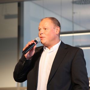 Devil-CEO Karsten Hartmann begrüßte die Gäste mit einer Keynote.