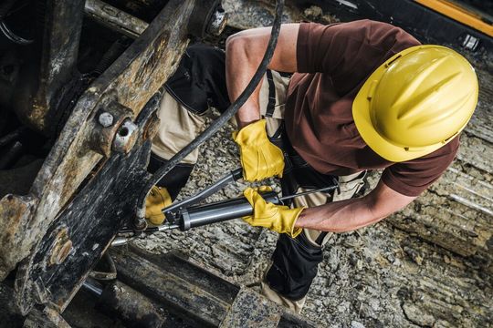 Schmiermitteleinsatz hat  negative Umwelteffekte und ist teuer.(Bild:  Tomasz Zajda - stock.adobe.com)