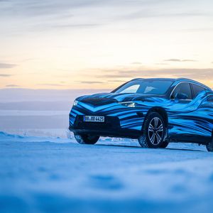 Der elektrische GLC ist wegen des großen Akkus etwas länger als sein Verbrenner-Pendant.(Bild:  Mercedes-Benz)