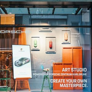 Bis Anfang März beherbergt das Kaufhaus Breuninger in Karlsruhe einen neuen Pop-up-Store von Porsche.(Bild:  Jan Liebel)