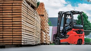 In der Kabine der neuen Linde-Elektrostapler erwarten die Staplerfahrer noch mehr Bedienkomfort, optimierte Sicht nach allen Seiten und hilfreiche Assistenzsysteme.  (Bild: Linde Material Handling Gmbh)