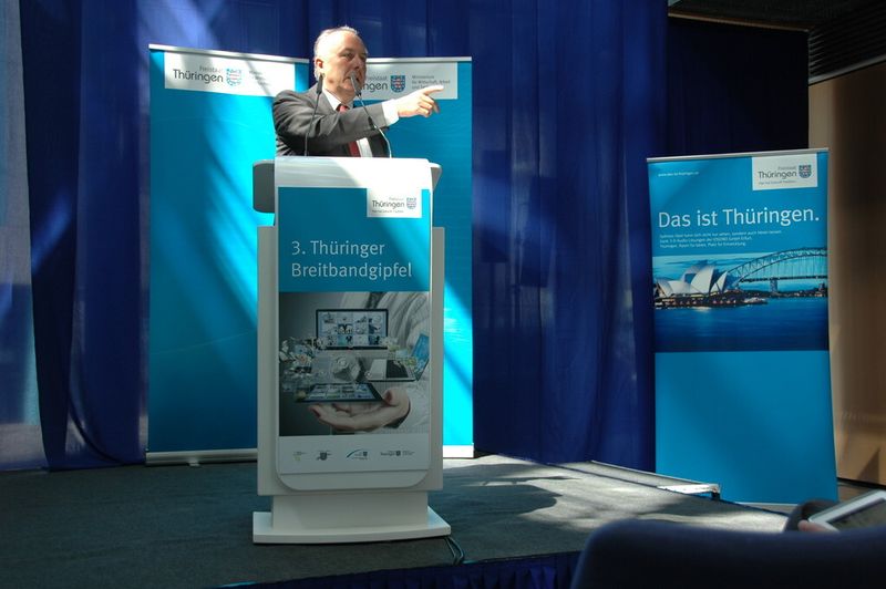 Aktuell erfolgt die Breitbandförderung in Thüringen fast ausschließlich aus dem Europäischen Fond für regionale Entwicklung (EFRE). Diese wird Ende des Jahres 2014 auslaufen. Dann wird die weitere Breitbandinfrastrukturförderung über den Europäischen Landwirtschaftsfonds für die Entwicklung des ländlichen Raums (ELER) gefördert werden. Im Bild: Der Thüringer Minister für Wirtschaft, Arbeit und Technologie, Matthias Machnig, eröffnete 2013 den 3. Thüringer Breitbandgipfel. (Breitbandkompetenzzentrum Thüringen)