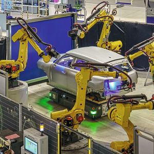 In the inspection cell, SurfaceControl Automotive inspects raw car bodies fully automatically and provides reproducible 3D defect data for rework, quality evaluation, and process optimization.(Image: Micro-Epsilon)