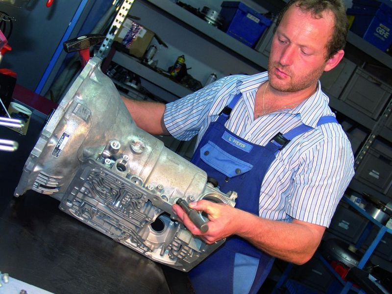 Trotz immer komplexerer Technik haben auch klassische Komponenten wie Motoren und Getriebe einen hohen Anteil am Tauschteilemarkt. Zahlreiche Spezialisten bieten hier zeitwertgerechte Instandsetzungsmöglichkeiten.  (Foto: Herrmanns)