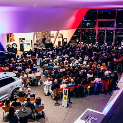Mit einem voll besetzten Autohaus und rund 250 Gästen wurde die zweite Lesenacht von Stiglmayr zu einem ganz besonderen Abend. (Bild: Autohaus Stiglmayr)