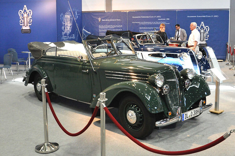 In die Neuwagenausstellung integriert waren Oldtimer-Stände. (Foto: Grimm)