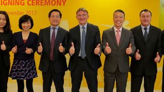 Gemeinsam mit Fred Lam, CEO Airport Authority Hongkong (Dritte v.l.) feierte Ken Allen, CEO DHL Express (Mitte) den Erweiterungsplan für das DHL Central Hub mit einigen Gästen. (DHL)