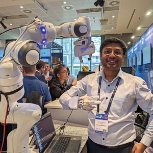 Elektronische Haut für die Industrie: In Handschuhe integrierte Sensoren erfassen die Fingerbewegungen des Trägers und übertragen diese in Echtzeit auf einen Robotergreifer.(Bild:  mc/VCG)
