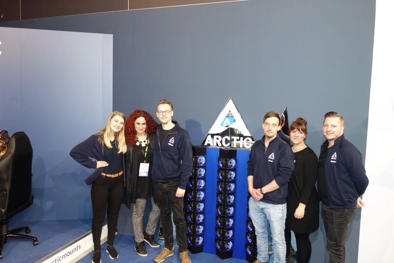 Das ARCTIC Team (v. l.) Melanie Eichhorn, William Oppe, Jonas Kawa, Dorothea Kahl, Robert Philipp, mit Besa, IT-BUSINESS (Bild: IT-BUSINESS)