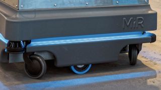 Ausgestattet mit dem passenden Aufsatz kann der MiR200 unterschiedlichste Transportaufgaben automatisieren. Zur Automatica 2018 präsentierte MiR den Roboter etwa mit einem Förderbandmodul. (MiR)