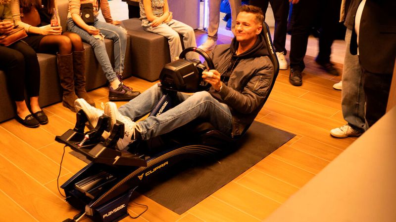 Sebastian Stahl, Rennfahrer und Cupra-Markenbotschafter, präsentierte das neue Modell Terramar und ließ sich am Rennsimulator über die Schulter schauen und mit den Gästen messen. (Bild: Autohaus von der Weppen)
