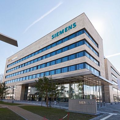 Siemens darf sich über einen starken Auftragseingang freuen und hob zuletzt die Ergebnisprognose an. (Bild: Siemens AG)