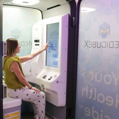 In der eHealth Station können Patientinnen und Patienten eigenständig ihre Daten erfassen lassen. Welche Personen für die Nutzung infrage kommen, entscheidet das Fachpersonal an der Anmeldung. (Bild: UKSH)