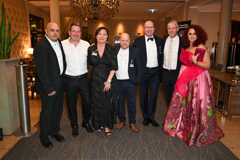 Die IT kann feiern (v. l.):  Kai Frieben (WD), Oliver Kau (S&K), Miriam Franke (SanDisk), Frank Gerich (Seagate), Oliver Kaiser (TD SYNNEX), Björn Siewert (S&K) und Besa (IT-BUSINESS)   (Bild: Hannes Magerstädt)