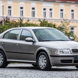 Der Škoda Octavia war zunächst ein zwischen Frühjahr 1959 und Herbst 1971 von AZNP Škoda gebautes Fahrzeug. Der Name stand für das achte Nachkriegsmodell der Marke.  Im Herbst 1996 führte Škoda wieder ein Fahrzeug unter diesem Namen ein. Es ist das erste Modell, das nach der Übernahme von Škoda durch Volkswagen entwickelt und hergestellt wurde. Technisch basierte das Auto auf dem Golf IV. Von der ersten Baureihe der neuen Generation wurden bis 2010 1.442 Millionen Exemplare verkauft.(Bild:  Škoda)