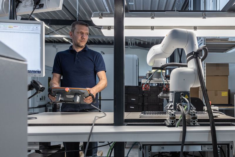 Tim Hertz, Vorarbeitern der Laserabteilung: „Durch den LBR iisy sparen wir uns enorm viel Zeit, da wir nicht mehr jedes Teil einzeln abscannen müssen.“ (Bild: KUKA)