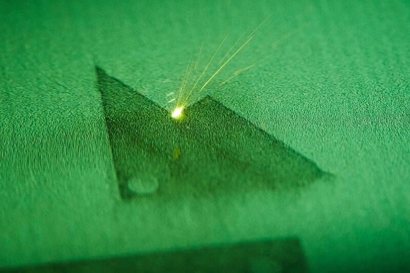 Der Laserstrahl schweißt mikrometerweise eine neue Schicht eines Bauteils. (Ralf Baumgarten)