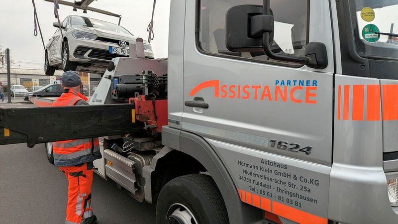 ... durchorganisiertes Business gemacht. Die Pannenhilfe-Fahrer eröffnen schon vor Ort beim Kunden auf digitalem Wege einen Auftrag und leiten alle nötigen Informationen an den Betrieb weiter. Ein eigener Serviceberater für Notfälle plant die Arbeiten direkt ein und bestellt die nötigen Teile. Wartezeit bei Ankunft: im Normalfall Null. Entsprechend schnell sind die liegengebliebenen Fahrer wieder auf der Strecke. Und der Geschäftsbereich Pannehilfe sorgt bei Klein zudem für deutliches Umsatzwachstum. (Bild: Rosenow – VCG)