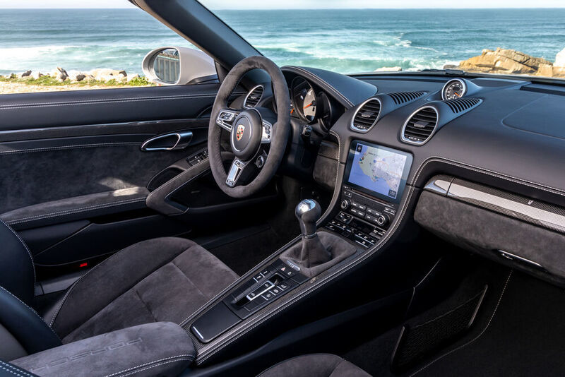 Leder, Alcantara, gebürstetes Aluminium. Es ist fast schon Understatement, was die GTS-Sportwagen betreiben, nur auf hohem Niveau, auch preislich. (Porsche)