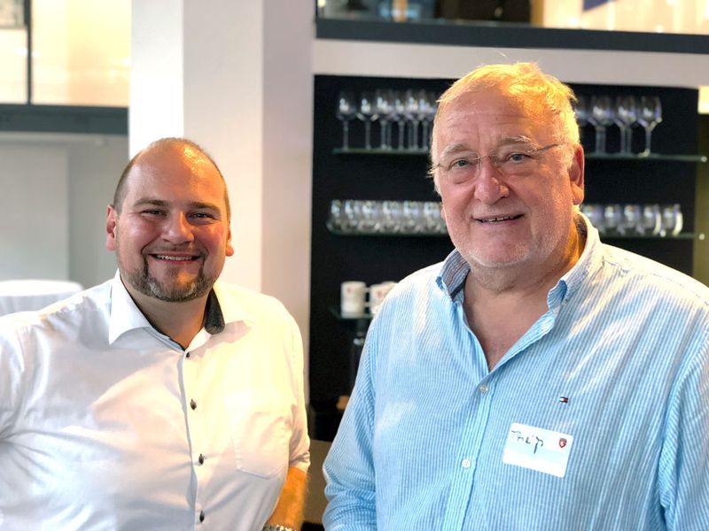 Matthias Koll (l.) und Hans-Jürgen Theiß (G Data) führten an der Bar des Trojan Horse Cafés von G Data gute Gespräche. (G Data)