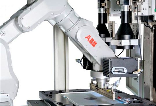 Roboter sind für die deutsche Industrie sehr wichtig. Zu diesem Schluss kommt der Automatica-Trend-Index-2022. Hier erfahren Sie, warum das so ist.(Bild:  ABB)