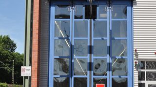 In einem Erweiterungsanbau an der ICE-Halle wurden zwei Schnelllauffalttore EFA-SFT von Efaflex eingesetzt. Eines davon in Kombination mit einer Tor-Restflächenabdeckung TRFA. (Bild: Efaflex)