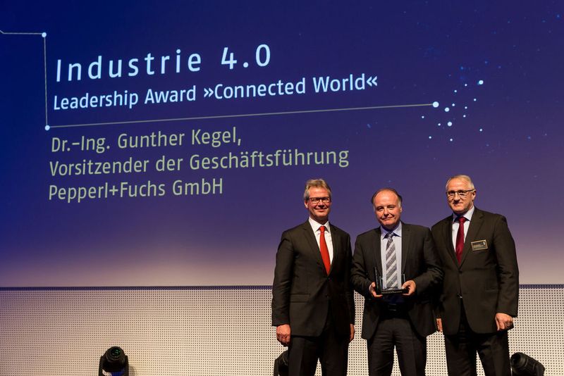 Preisträger der Kategorie „Industrie 4.0“: Dr.-Ing. Gunther Kegel, Pepperl+Fuchs (mitte), freut sich gemeinsam mit Stefan Rühling (l.) und Gerd Kielburger (r., beide Vogel Business Media) über den Award. (Vogel Business Media / S. Bausewein)