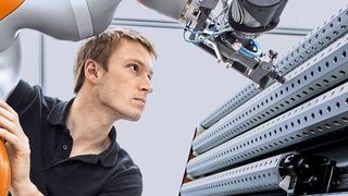 Hier ist die starre Trennung zwischen Vollautomatisierung aufgehoben und Mensch und Roboter arbeiten tatsächlich Hand in Hand: ein Kuka LBR iiwa im Einsatz. (Kuka)
