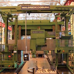 Und so sieht eine vier Jahrzehnte alte Gantry-Fräsmaschine aus, nachdem die Retrofit-Experten von Waldrich Coburg sie auf den neuesten Stand der Technik gehoben haben, was auch Steuerungen, sparsamere Antriebe und moderen Elektronik nebst Sensoren betrifft.(Bild:  Waldrich Coburg)
