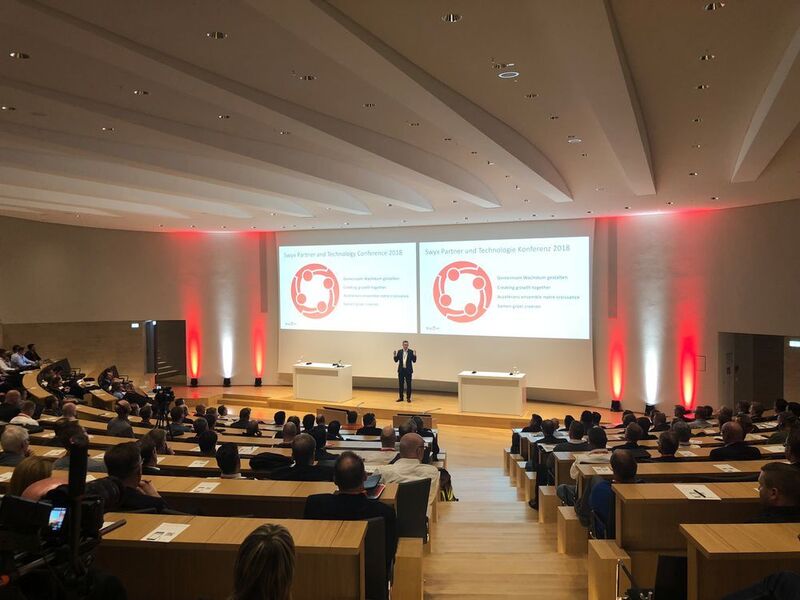 Dr. Ralf Ebbinghaus, Geschäftsführer der Swyx Solutions GmbH, eröffnet die Veranstaltung im vollbesetzten Auditorium. (Swyx)