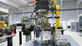 Direktspannung und nachgiebiges Werkstückhandling: Die Schunk-Ausgleichseinheit AGE-Z 2 ermöglicht eine prozessstabile Beladung der VERO-S-Nullpunktspannmodule. (Bild: Schunk)