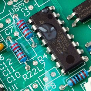 Kondensatbil­dung auf einer Platine führt zu Maschinenausfällen. 