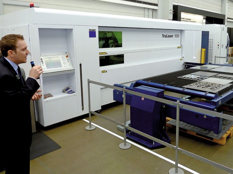2D-Lasermaschine Trulaser 1030 fiber, die mit einem Trudisk 2001 Festkörperlaser ausgestattet ist. Sie gilt als Einsteigermaschine mit der praktisch alle Materialien wie Stahl, Edelstahl, Aluminium, Kuper oder Messing geschnitten werden können. (Bild: Kuhn)