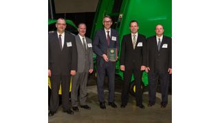 Stefan Sander, John Deere (links) und Mitch Campbell, John Deere (rechts), überreichen Blair Hopkins, Wolfgang Weinbrecht und Sascha Breit (Witzenmann) die Auszeichnung. (v.l.) (Bild: Witzenmann/Randy Williams)