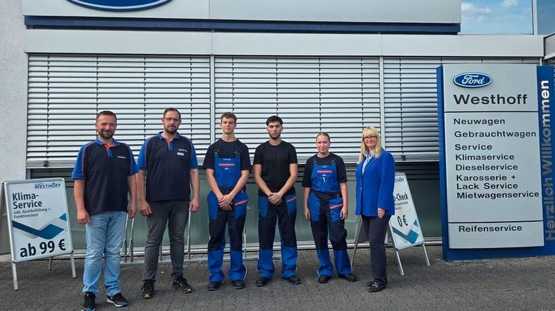 Im Autohaus Ford Westhoff, das im Juli vom Autohaus Potthoff übernommen worden war, haben drei junge Talente ihre Ausbildung begonnen. Neben Anna-Linda Potthoff hießen Betriebsleiter/Serviceberater Christoph Opyrchal und Markus Miggitsch die neuen Nachwuchskräfte Tom Michalik, Martin Nedkov und Lisa-Lee Moon Krebs im Team willkommen.  (Bild: Ford Westhoff)