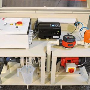 Das fahrbare Abfüllsystem kombiniert Pumpe, Mengenmesser und Dosiersteuerung.