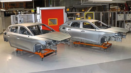 Im Werk Martorell waren der neue Seat Leon (links) und der Cupra Formentor als Rohbaukarosserien ausgestellt. Im Werk Martorell waren der neue Seat Leon (links) und der Cupra Formentor als Rohbaukarosserien ausgestellt.