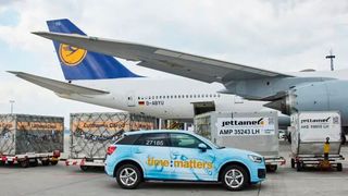 Geflügelte Hilfe! Im Namen eines nicht näher genannten Kunden hat time:matters die Lufthansa beauftragt, rund 10 Tonnen medizinisches Equipment nach Delhi in Indien zu fliegen. Das soll die dramatische Lage dort lindern. (Lufthansa)