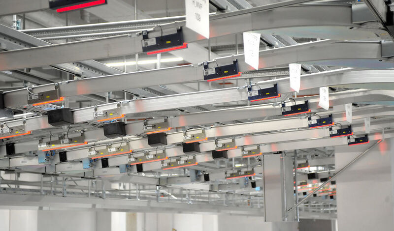 Im Erdgeschoss im Wareneingang findet die Vorsortierung von Hängeware auf Höhenklassen vor der Einlagerung im Hängewarenlager statt. (Bild: Gerry Weber)