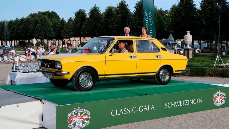 Sie wissen nicht, was ein Amalfi CS 1800 ist? Kein Wunder, denn eigentlich gibt es das Fahrzeug nicht. Um Automobilhersteller nicht zu verärgern, ließ sich der NDR für seine von 1975 bis 1979 gesendete Serie „PS Geschichten ums Auto“ ein Fantasiefahrzeug bauen, denn in der Serie war es stets defekt – ein „Montagsauto“. Als Basis diente ein Fiat 132, verziert mit Teilen von BMW, Mercedes-Benz, Opel und VW. Das Original erlitt in den Achtzigern einen Brandschaden und wurde verschrottet. Das in Schwetzingen gezeigte Fahrzeug ist ein akribischer Nachbau, entstanden in den Jahren 2017 bis 2020. (Bild: Peter Diehl)