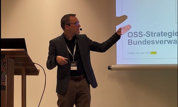 Matthias Stürmer während seiner Keynote zur digitalen Souvernität der Schweiz. (Bild: Marvin Djondo-Pacham)