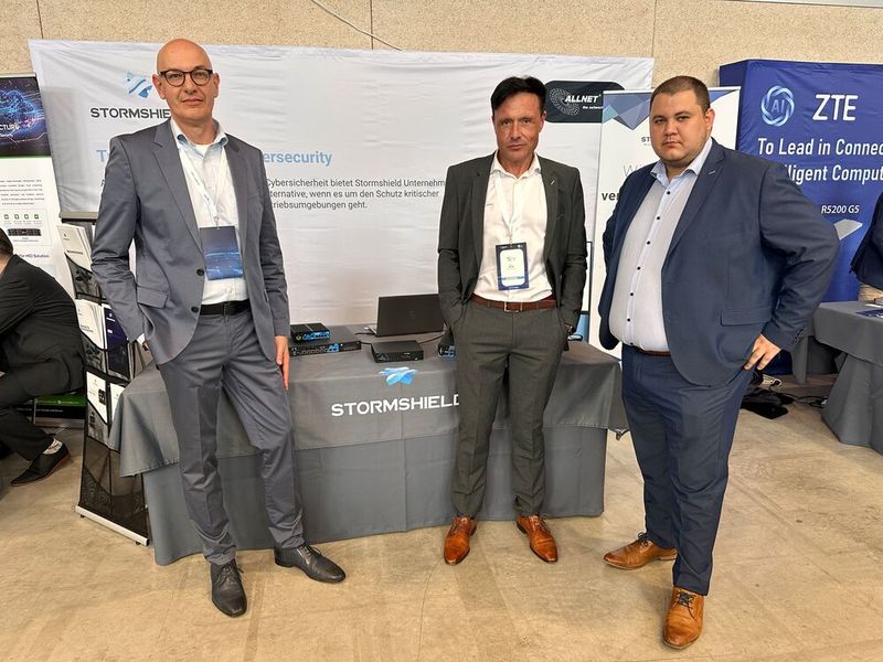 Security hat ein Gesicht: (v. l.) Das Stormshield Team Uwe Gries, Sven Kirk und Tobias Maier kennen bei Security-Themen keinen Spaß. (Bild: Vogel IT-Medien GmbH)