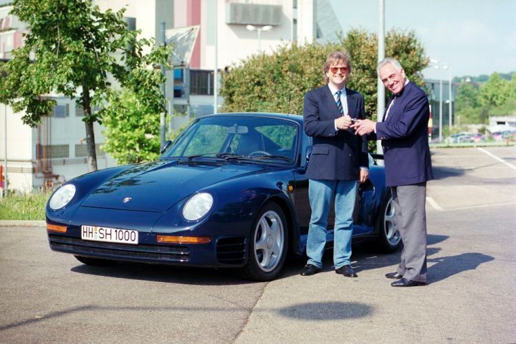 Hier übernimmt 1988 gerade der Dirigent Justus Frantz die Schlüssel zu seinem 959 Coupé. (Porsche AG)
