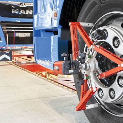 Einmal machen, viele Kilometer Reifen und Sprit sparen: Eine Fahrwerksvermessung ist gerade bei Nutzfahrzeugen eine überaus sinnvolle Angelegenheit. (Bild: Josam)