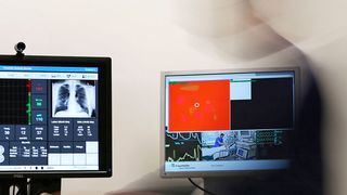 Der Proxemic-Monitor ist an einen PC und dieser an die Datenbank angeschlossen, in der alle Vitaldaten der Patienten der Intensivstation zusammenlaufen. (Bild: Fraunhofer HHI)