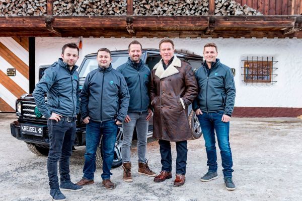 Schwarzenegger mit dem Kreisel-Team (Kreisel Electric, Martin Pröll)