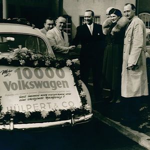 Anno 1952: Im Beisein des Geschäftsführers Paul Maaß und der Gesellschafterin Elisabeth Hülpert liefert der Betrieb den 10.000sten Käfer aus.