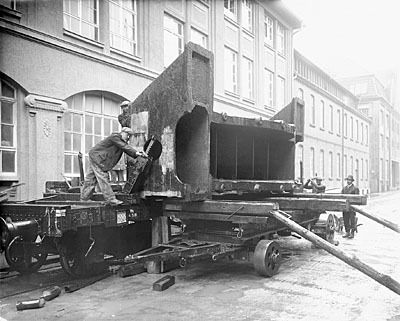 Bild 10: Logistik war damals wie heute ein Erfolgsfaktor bei der Abwicklung komplexer Projekte. Abladen eines Schweißteils - angeliefert mit der Bahn – bei Schuler in Göppingen. (Archiv: Vogel Business Media)