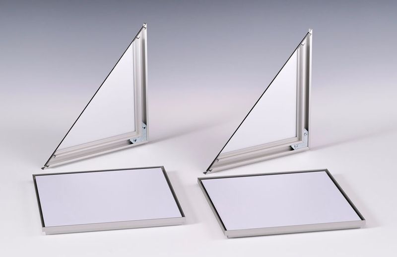 Das Rahmenprofil „e-X 14” stammt urspünglich (links) von Inditec aus Deutschland. Der Hersteller Raminkus Inh. Guido Minkus aus Deutschland stellt das Plagiat (rechts) her, vertrieben durch Karthäuser-Breuer GmbH, auch aus Deutschland. Ursprünglich hat Karthäuser-Breuer die Original-Rahmenprofile von Inditec vertrieben; seit Mitte 2017 stellt die Einzelfirma Raminkus optisch identische Rahmenprofile her und vertreibt diese selbst sowie über Karthäuser-Breuer. (Bild: Aktion Plagiarius e.V.)